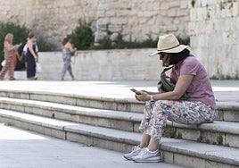 Varias personas, en la plaza de Portugalete, durante esta ola de calor.