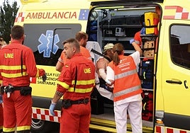 Efectivos sanitarios atienden a uno de los heridos en Abejera.