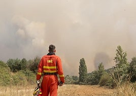 Un efectivo de la UME en el incendio próximo a Guardo.