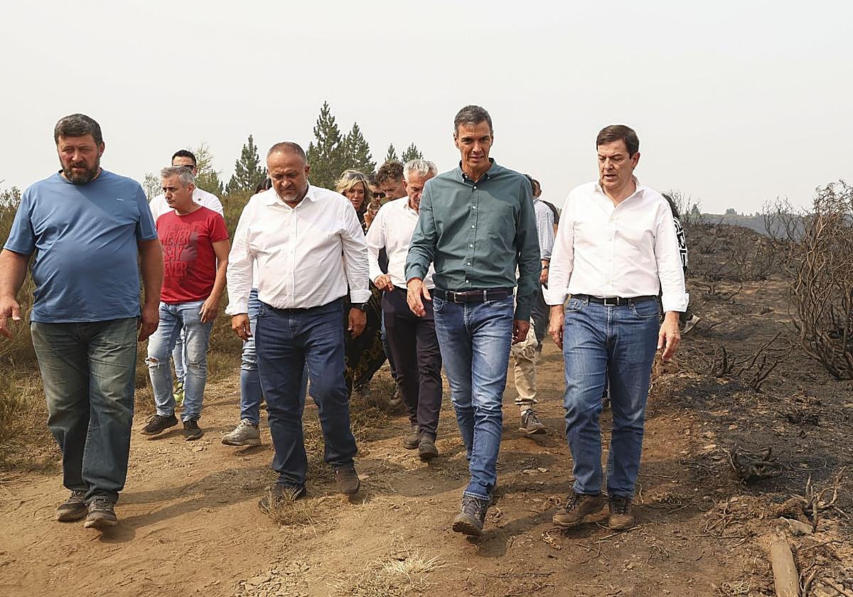 El presidente del Gobierno, Pedro Sánchez, en una visita a Villablino (León), ayer domingo.