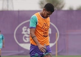 Marcos André se retira del entrenamiento cabizbajo tras lesionarse.