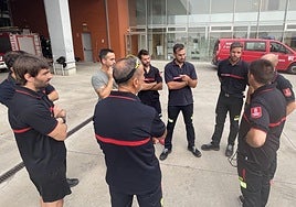 Los bomberos que han viajado al Bierzo, antes de salir.