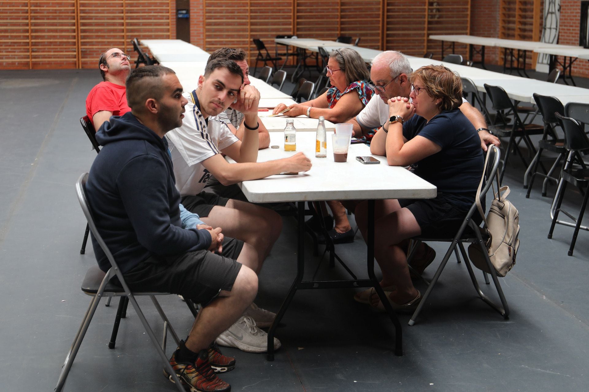 La solidaridad en horas de angustia en el Polideportivo de Saldaña