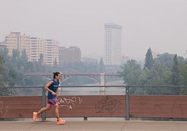 Una persona corre por el puente del Cubo con un Duque de Lerma fantasmal al fondo.
