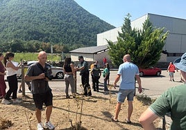 La Guardia Civil habla con a una de las vecinas de Palacios del Sil.