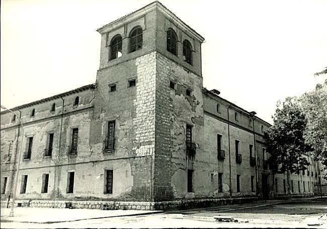 Palacio de los Condes de Benavente en los año 60 antes de iniciar su restauración.