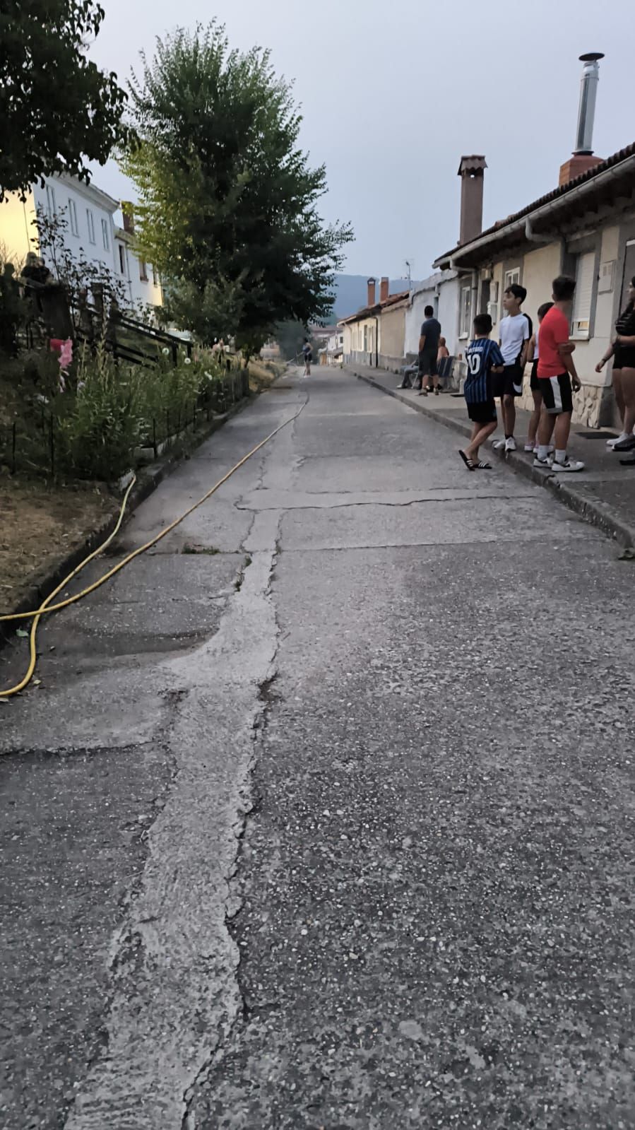 El fuego llega al pinar de Mantinos y Guardo trabaja para protegerse