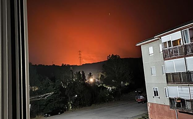 Cielo enrojecido, visto en la noche de este domingo desde viviendas de Guardo.