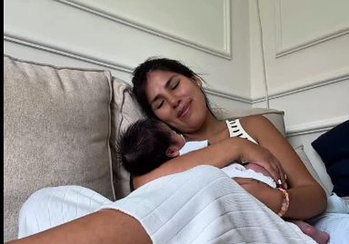 Isa Pantoja con su hijo Cairo en brazos.