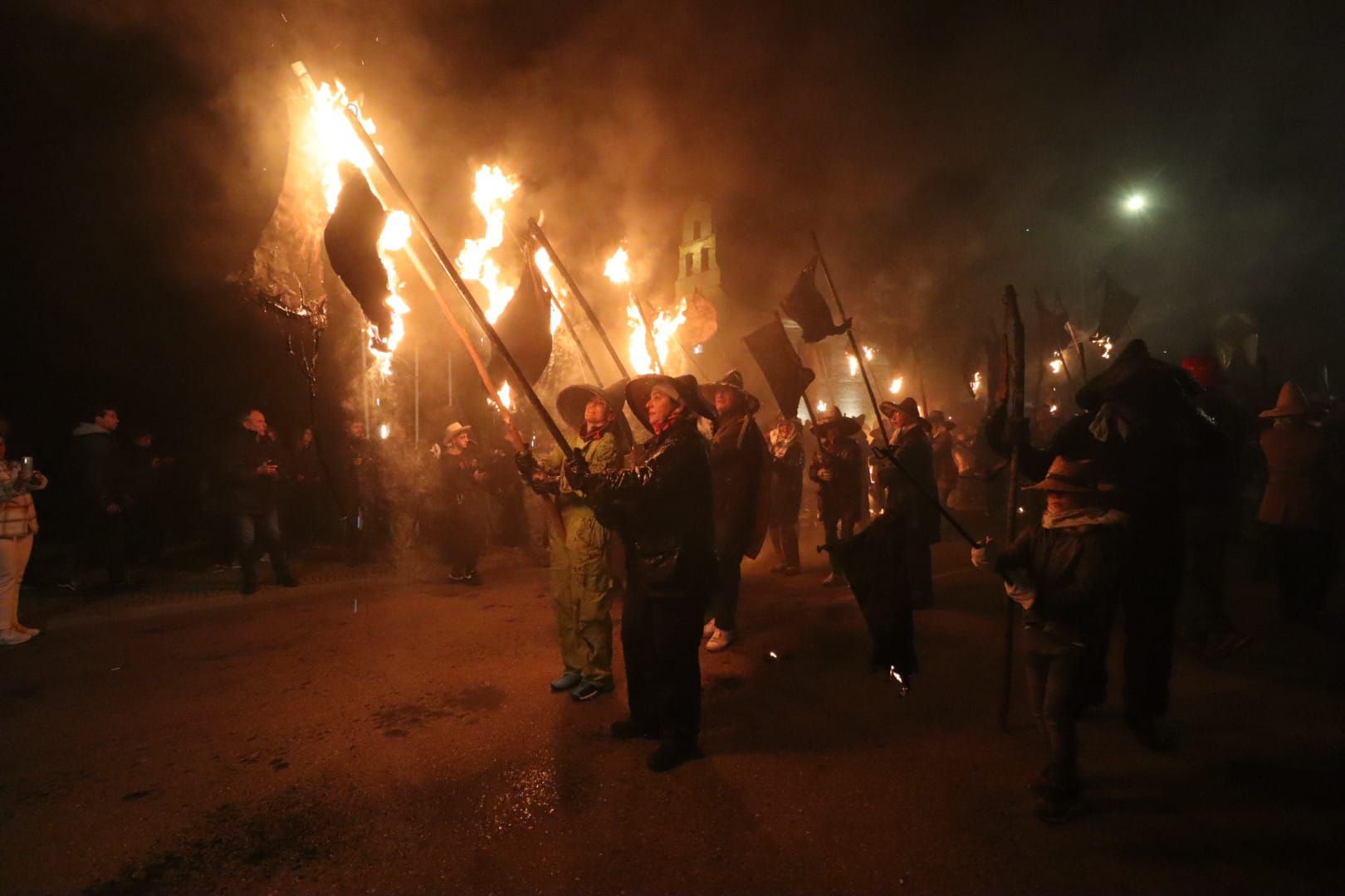 ¿Dónde se queman numerosos pellejos en una hoguera para dar paso a una procesión? 