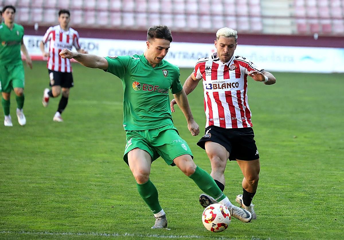 Pau Miguélez, de la SD Logroñés, presiona a un defensor del Gernika la pasada temporada.