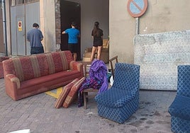 Una de las peñas, con los enseres fuera.