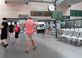 Varias personas esperan la llegada de su tren en la estación de Segovia.