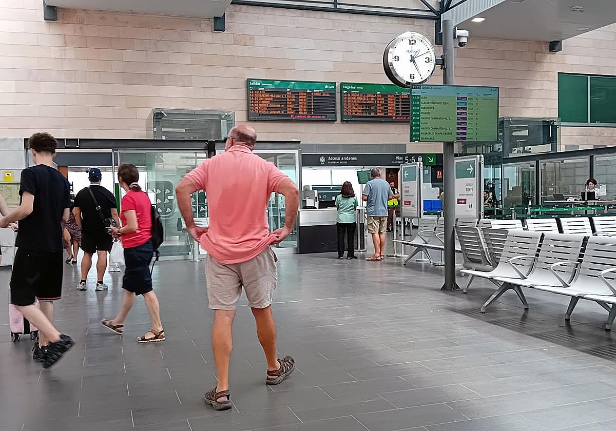 Varias personas esperan la llegada de su tren en la estación de Segovia.