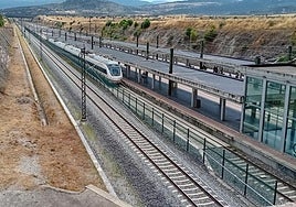 Un tren de alta velocidad a su paso por una de las vías de Segovia-Guiomar.