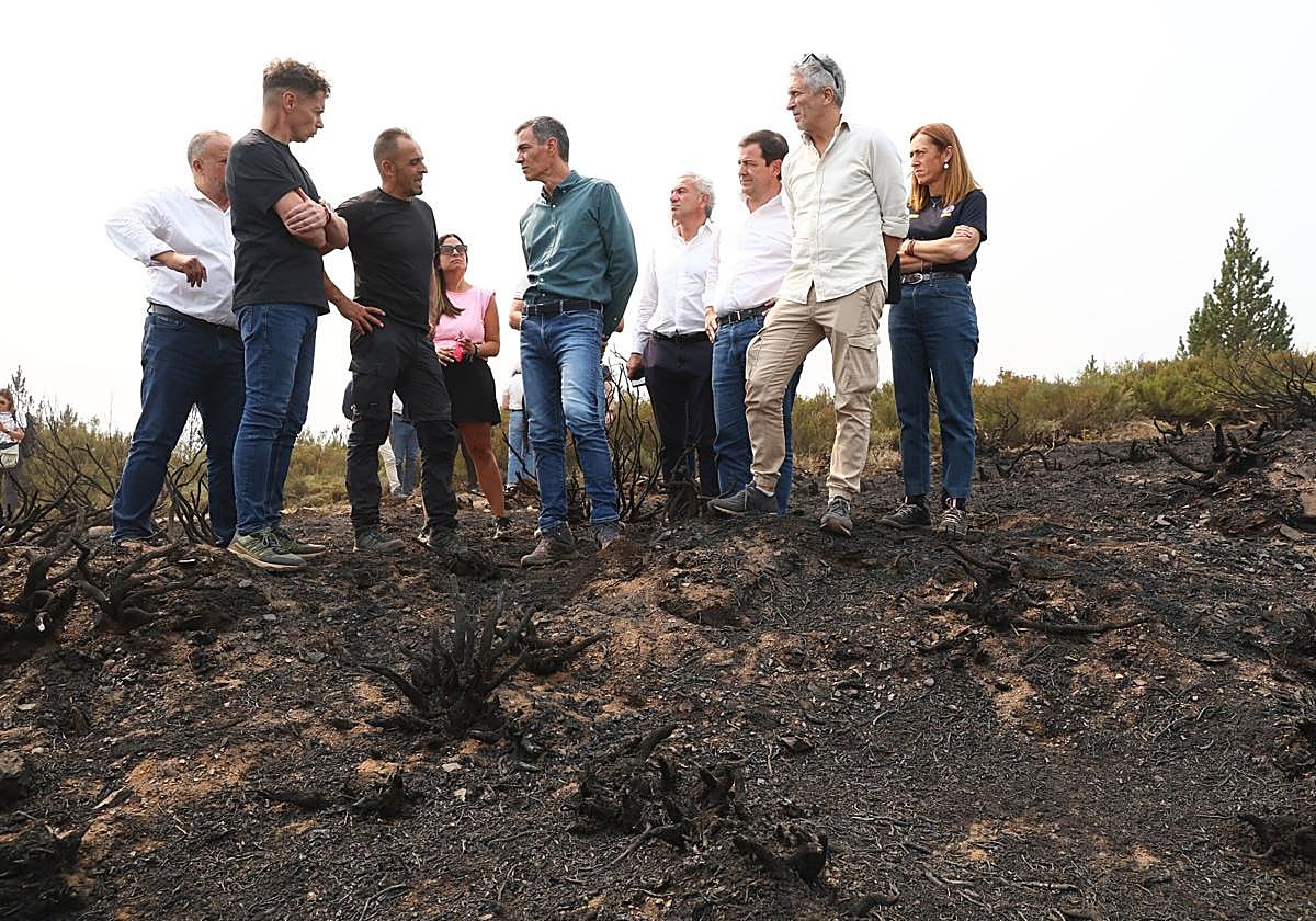 El presidente del Gobierno, Pedro Sánchez, junto al ministro del Interior y el presidente de la Junta de Castilla y León, Alfonso Fernández Mañueco, durante su visita a Villablino.