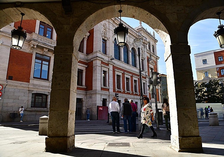 Vista de la plaza de la Rinconada desde los soportales de Cebadería.
