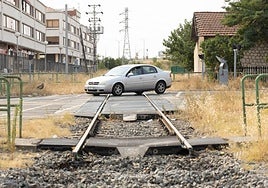 La vía de Ariza, a su paso por el paso a nivel del polígono de Argales.
