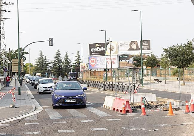 Corte de un carril junto al paso a nivel de Argales.
