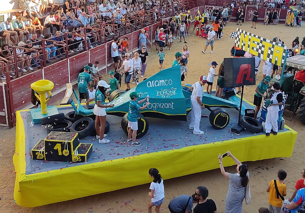 Imagen principal - Algunas de las carrozas en desfiles anteriores