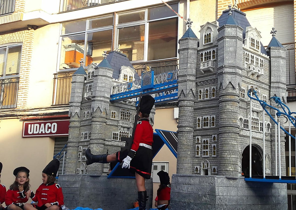 Imagen secundaria 1 - Algunas de las carrozas en desfiles anteriores