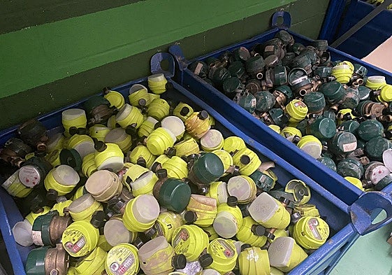 Cientos de contadores sustituidos en unas cajas para su desecho.