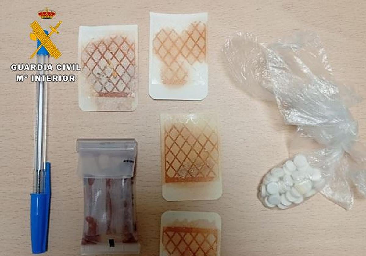 Drogas interceptadas a los dos detenidos.