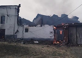 Casas de San Pedro de Cansoles devastadas por el incendio.