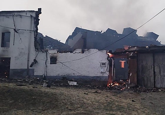 Casas de San Pedro de Cansoles devastadas por el incendio.
