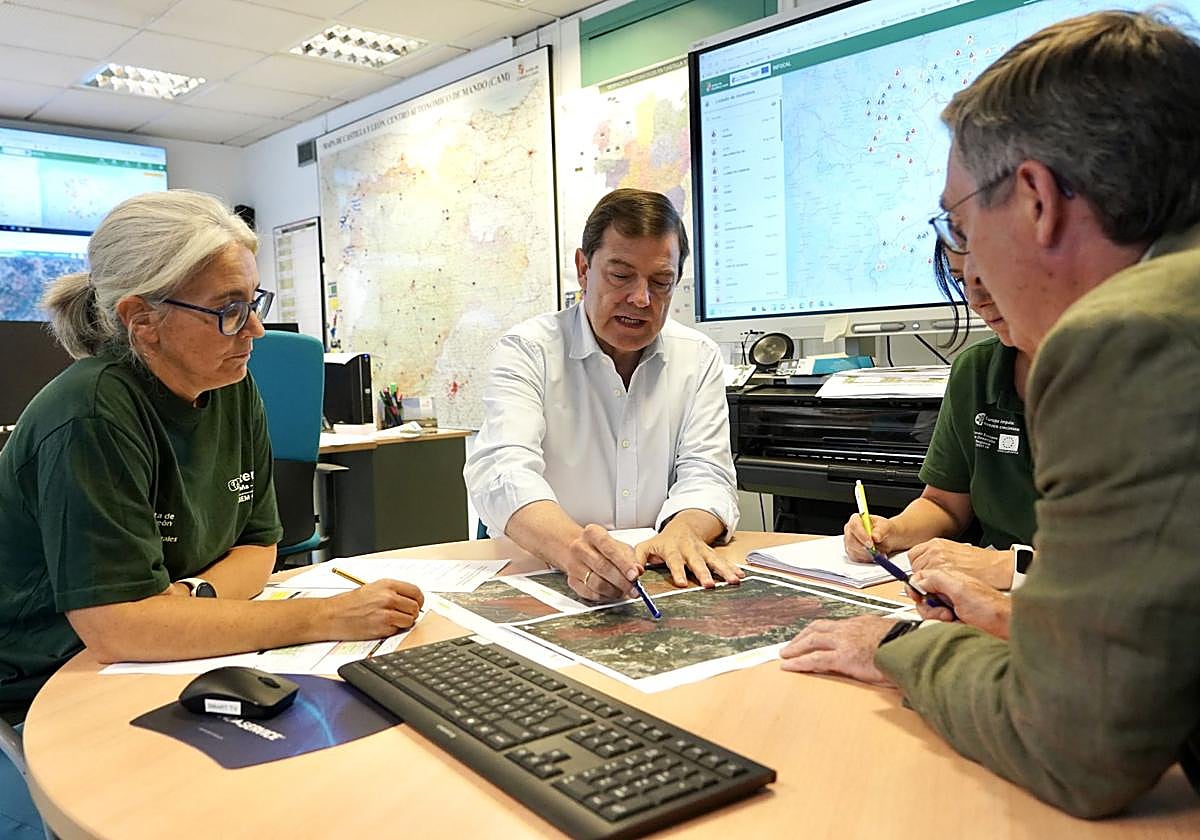 El presidente de la Junta de Castilla y León, Alfonso Fernández Mañueco, en el Centro Autonómico de Mando.