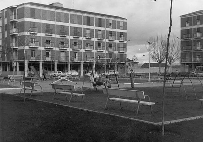 La plaza de Las Batallas en la década de 1970 con juegos infantiles.