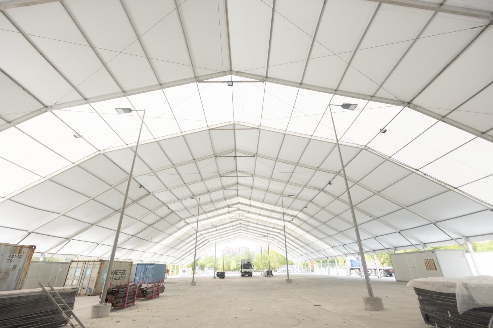 Montaje de la carpa y las casetas regionales en el nuevo recinto ferial de Valladolid.