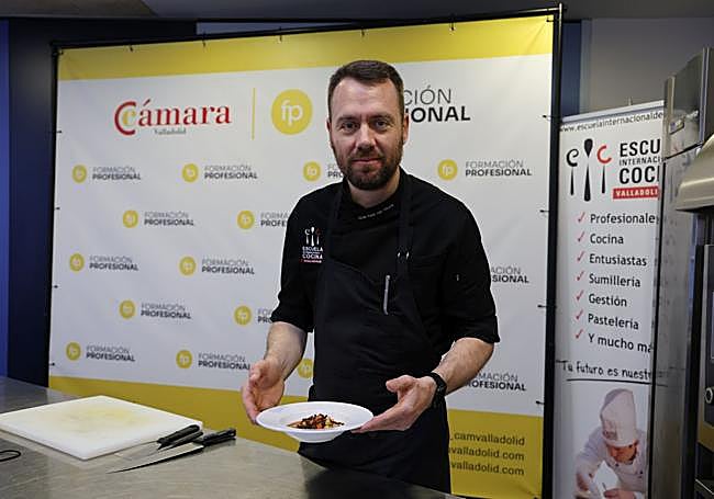 El chef Raúl del Moral con su plato recién terminado