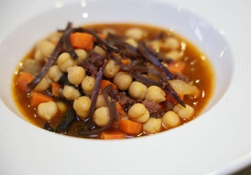 Guiso de garbanzos con trompetas de la muerte y longaniza, por el chef Raúl del Moral