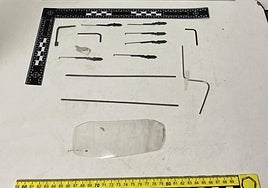 'Kit' de ganzúas intervenido a los detenidos.