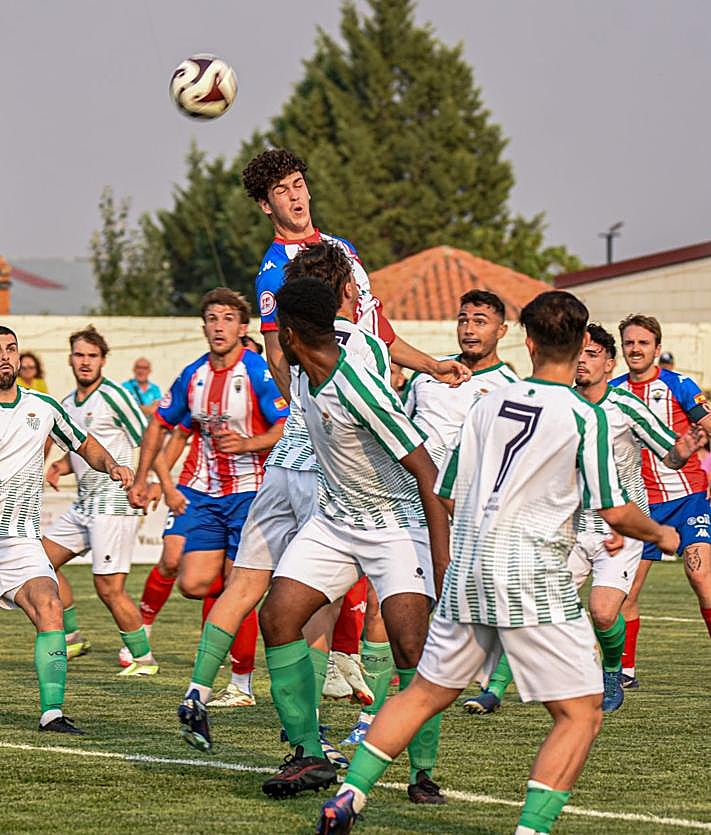 Imagen secundaria 2 - El Tordesillas arrasa a un Betis que solo aguantó un tiempo