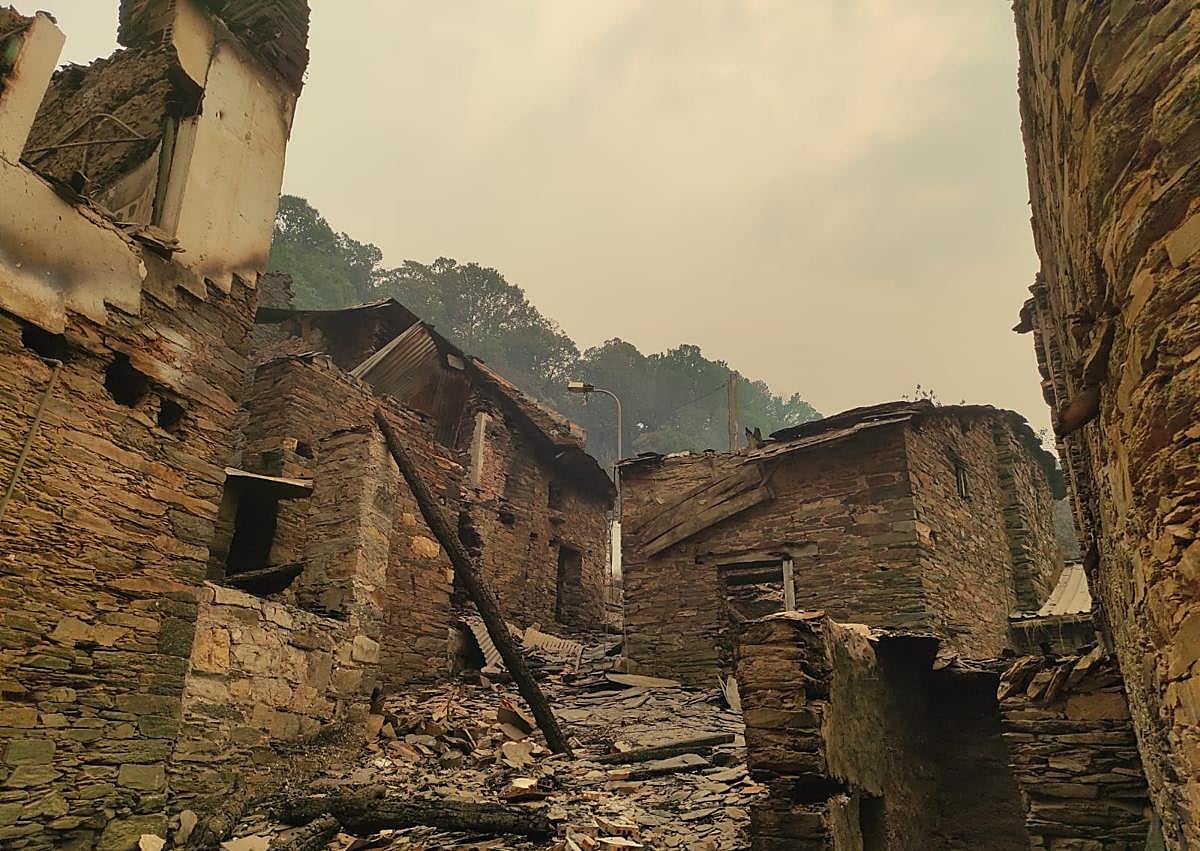 Imagen secundaria 1 - Estado en el que ha quedado el pueblo leonés de Lusio y el valle donde se ubica.