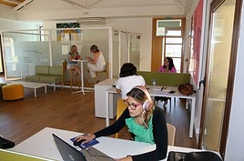 Varias personas teletrabajan en un centro 'coworking' de la provincia de Segovia.