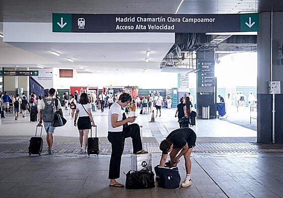 Viajeros en la estación de Madrid Chamartín.