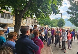 Vecinos reunidos en Camporredondo de Alba reciben indicaciones.