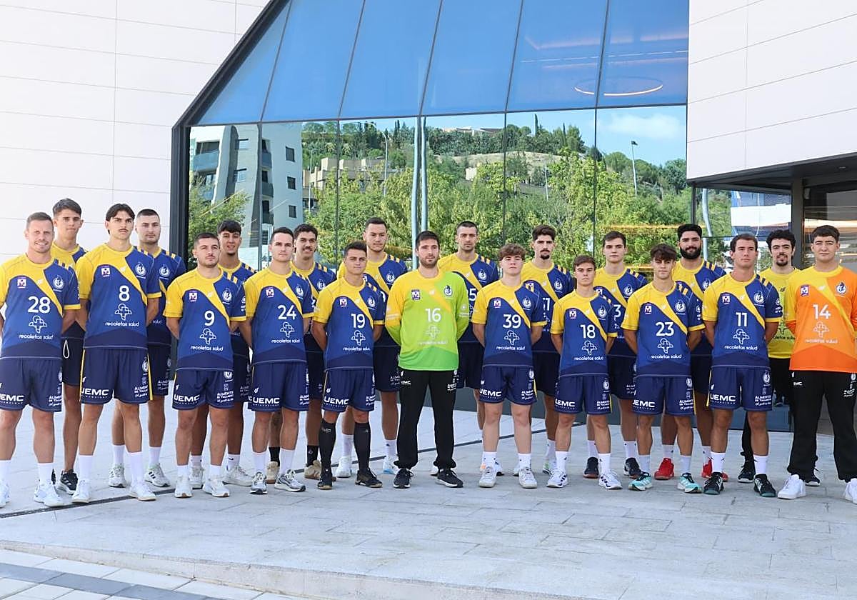 La plantilla del Recoletas Atlético Valladolid posando con la nueva primera equipación.