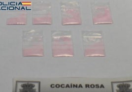 Bolsas de cocaína incautadas a la detenida.