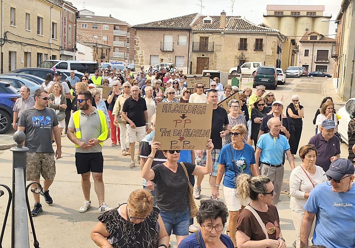 Manifestantes avanzan por las calles de Osorno hacia el Ayuntamiento.
