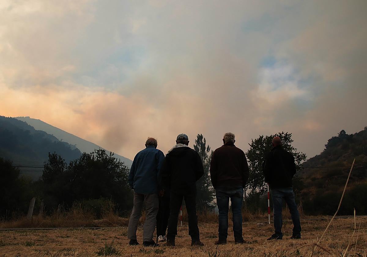 Vecinos observan el humo desde Boca de Huérgano (León).