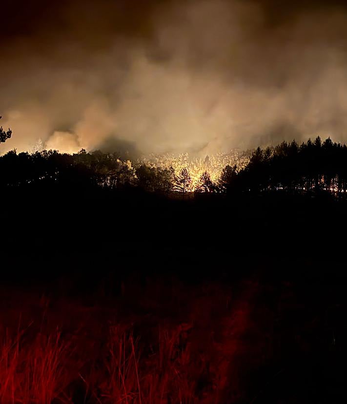Imagen secundaria 2 - Contrafuego nocturno y estado en el que quedó una de las casas de San Pedro de Cansoles.