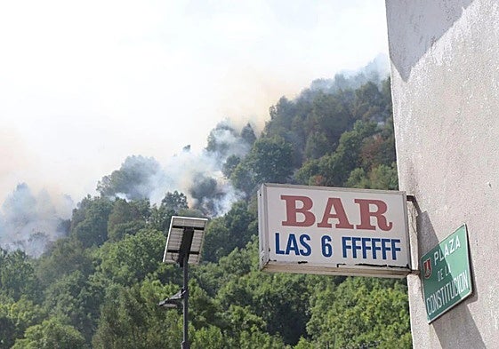 El fuego y el humo se atisban a escasos metros del casco urbano de Fasgar.