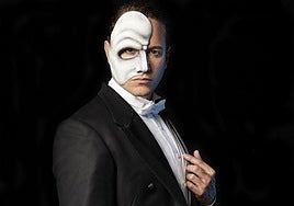 Daniel Diges posa con la máscara del Fantasma.