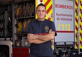 El jefe de equipo, Roberto González, a su vuelta de los incendios, en el parque central de Valladolid.
