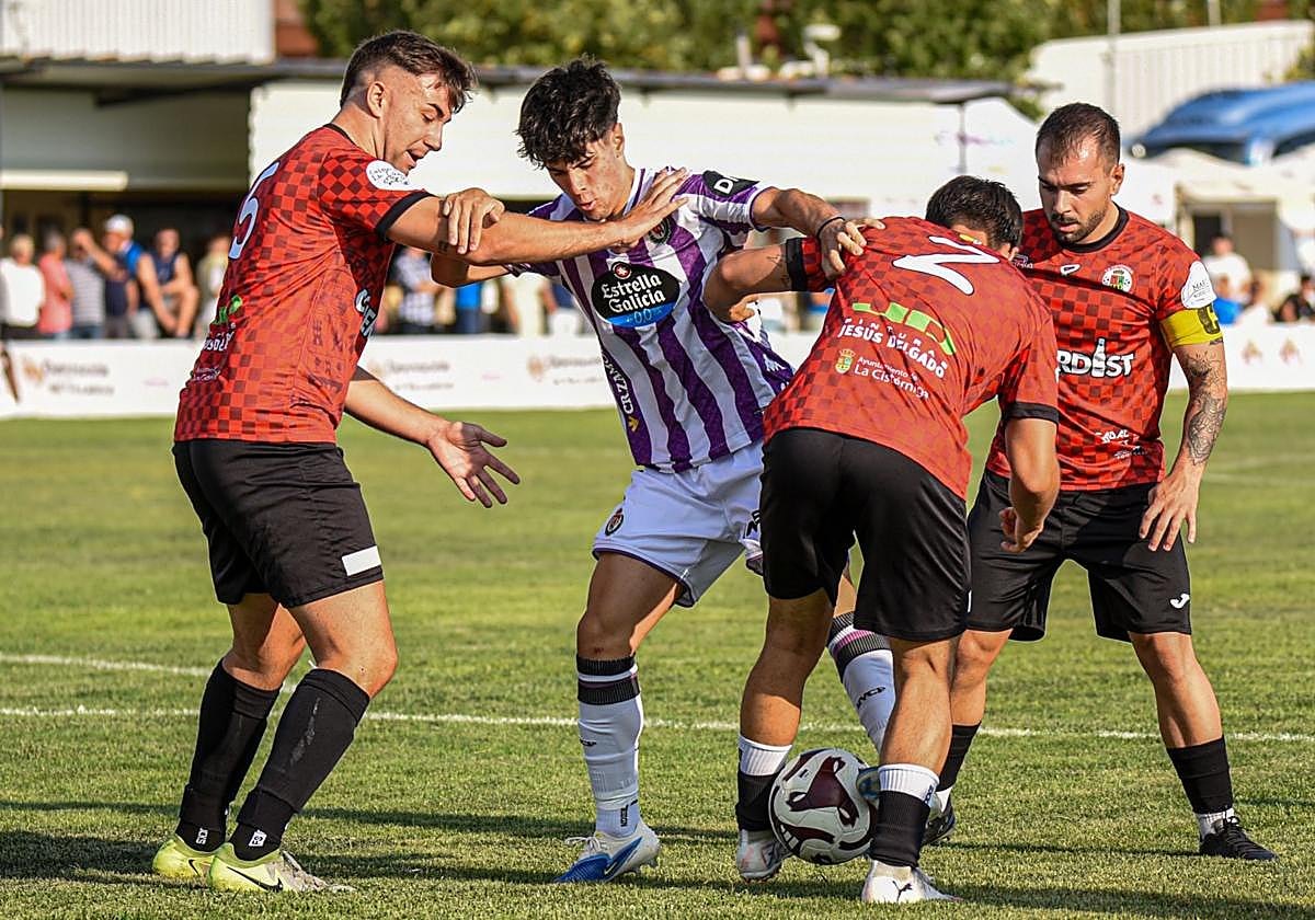 Balón dividido en una acción del partido.