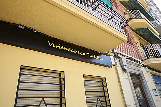 Fachada de una vivienda de uso turístico ubicada en Segovia.